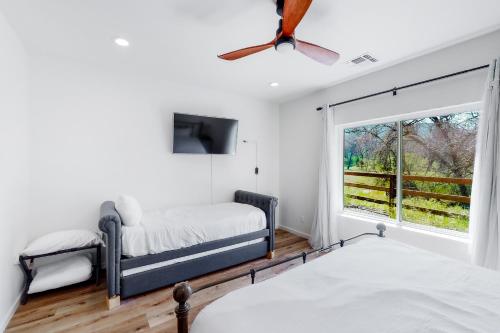 A bed or beds in a room at Yosemite Sandy River Retreat