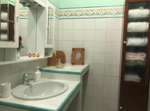 a bathroom with a sink and a mirror at Lodge, in mezzo alla natura in Roccatederighi