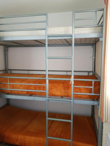 a room with two bunk beds in a room at Cap Esterel face à la mer Agay St Raphael in Drammont