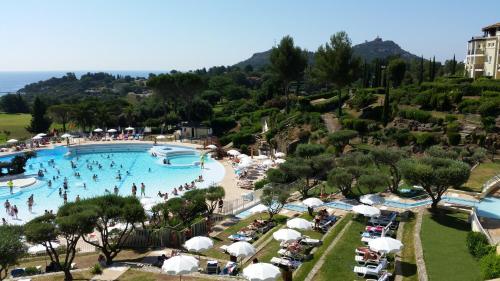 une vue d'une piscine dans un complexe hôtelier dans l'établissement Cap Esterel face à la mer Agay St Raphael, à Drammont