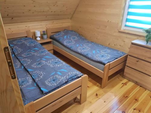 um quarto com duas camas num camarote em Domek Forest em Zwierzyniec