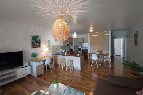 un salon avec une cuisine, une salle à manger et un salon dans l'établissement Grand appartement Vue Mer Papeete - F2 Horizons, à Papeete