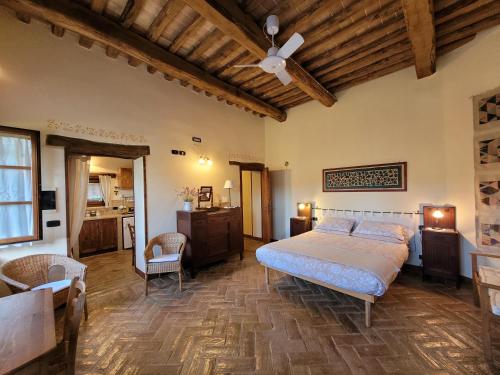 een slaapkamer met een bed en een plafondventilator bij Agriturismo Fiorano in Cossignano