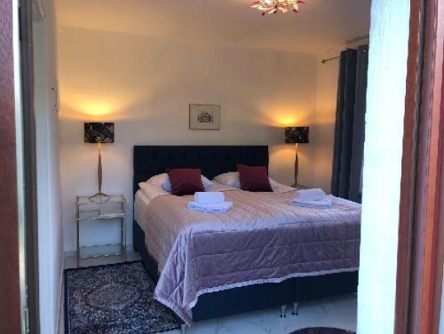 1 dormitorio con 1 cama grande y 2 lámparas en Lägenhet Thujan, Solrosen i Simrishamn-Österlen en Simrishamn