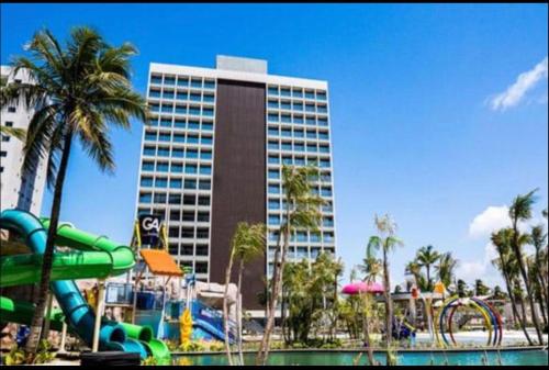 um hotel com parque aquático com escorrega aquático em Salinas Premium Resort - Flat em Salinópolis