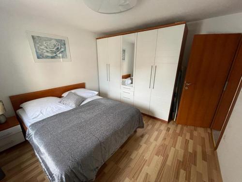 ein Schlafzimmer mit einem Bett und einem großen weißen Schrank in der Unterkunft Villa Ana in Vodice