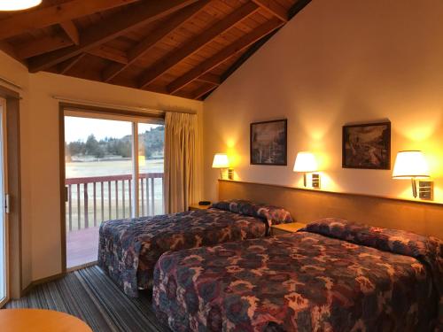 Postel nebo postele na pokoji v ubytování Smith Rock Resort
