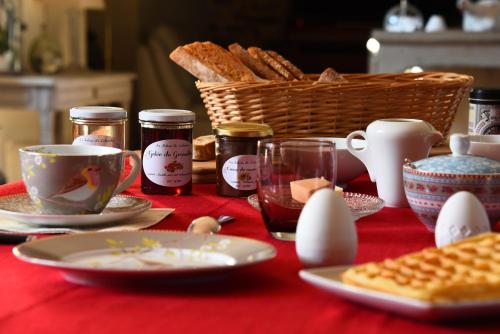 einen Tisch mit Eiern und einen Korb Brot in der Unterkunft Au Relais de Laborde in Saint-Germain-les-Vergnes