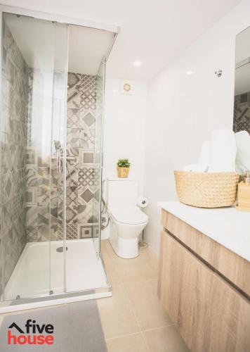 a bathroom with a shower and a toilet at FIVE HOUSE 16 in Porto