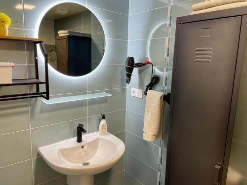 La salle de bains est pourvue d'un lavabo et d'un miroir. dans l'établissement LA MIRADA MAGICA, à Lardero