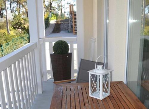 a porch with a table and a plant on it at Dünendomizil strandnah in Bansin