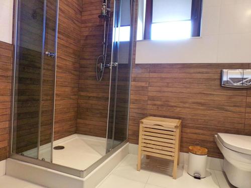 扎科帕內的住宿－Apartament Makalu，带淋浴和卫生间的浴室