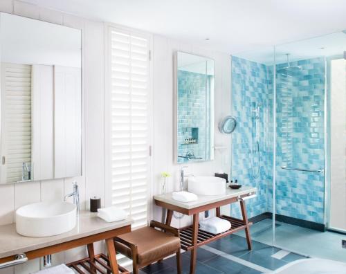 een badkamer met 2 wastafels en een douche bij Park Hyatt St. Kitts in Christophe Harbour