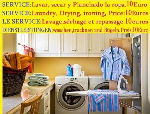 uma cozinha com uma máquina de lavar roupa num quarto em Comfortable House Center (2) em Burgos