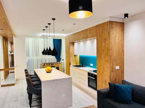 ベオグラードにあるVivio 2 Luxury Apartmentのキッチン、リビングルーム(テーブル、椅子付)