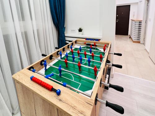 una partita a biliardo in camera di Vivio 2 Luxury Apartment a Belgrado