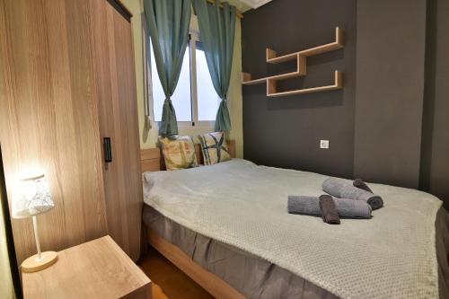 a small bedroom with a bed and a window at Apartamento Gregorio in Torrevieja