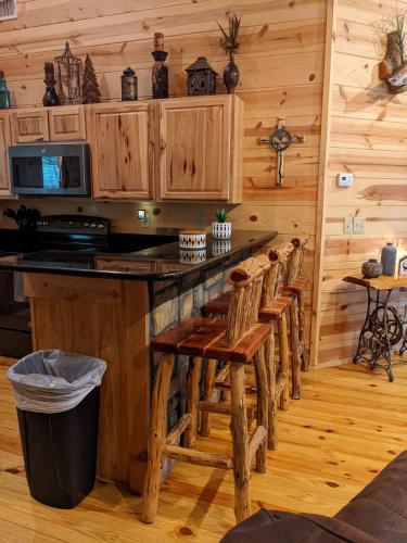 Forest Edge Cozy Cabin Fire Pit – Photos 2