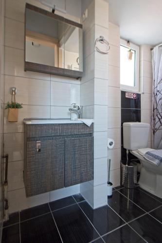 Athenian Sun-Kissed Penthouse with huge Balcony!