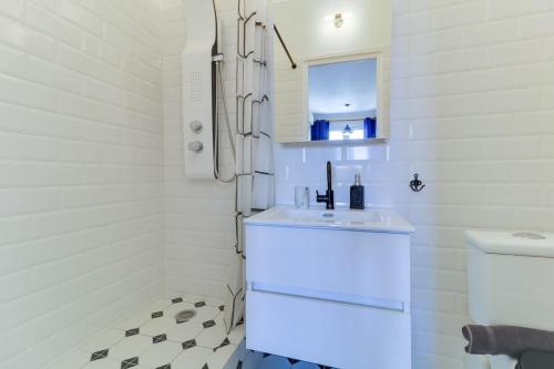 Uma casa de banho em SuperHost Hub #510 Plaka - Monastiraki