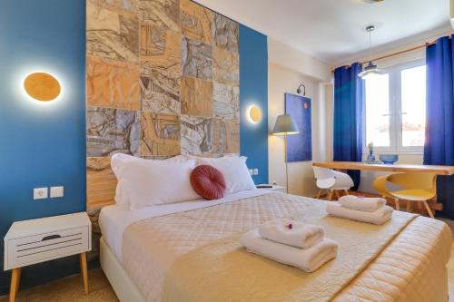 Un pat sau paturi într-o cameră la SuperHost Hub #510 Plaka - Monastiraki