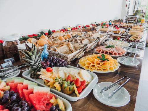 a long buffet of food on a table at Hotel Recanto dos Dinossauros in Penha