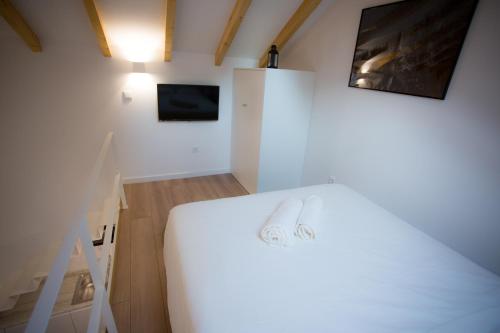 - une chambre avec un lit blanc et une télévision dans l'établissement FIVE HOUSE 18, à Porto