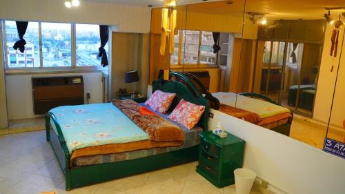 um quarto com duas camas num quarto em Spacious 2 Bedroom Apt Viewing the Holy Nile no Cairo