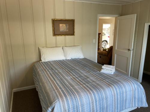 Postel nebo postele na pokoji v ubytování Cozy Lake Cabin Dock boat slip and lily pad