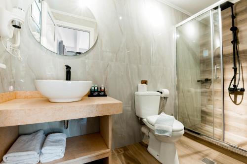 Ένα μπάνιο στο Tramonto Maisonettes & Suites