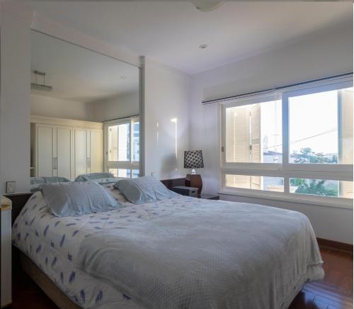 เตียงในห้องที่ Maison Neoclássica 5 estrelas confort