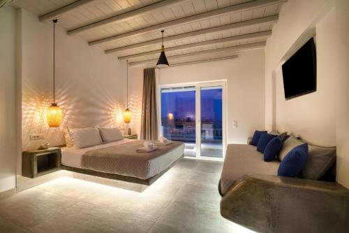 sypialnia z 2 łóżkami i widokiem na ocean w obiekcie Anius Apartments w mieście Mykonos
