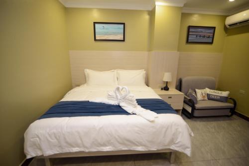 Cama ou camas em um quarto em The Caye Hotel
