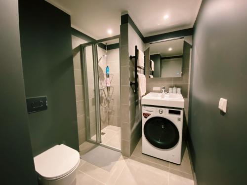ĶesterciemsにあるAlbatross Mini - 2 Room Seaside Air-conditioned Apartment with Balconyのトイレと洗濯機を備えたバスルーム