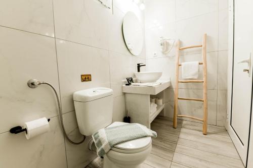 Ένα μπάνιο στο Tramonto Maisonettes & Suites