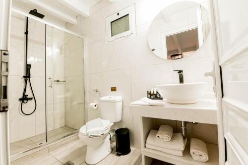 Ένα μπάνιο στο Tramonto Maisonettes & Suites