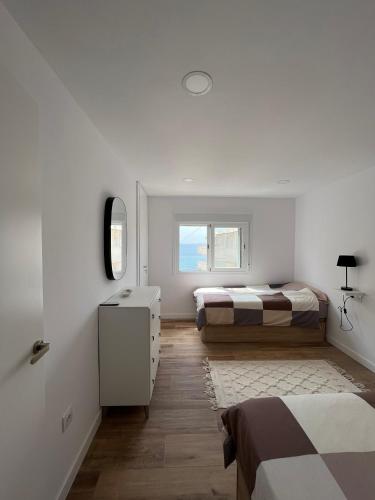 1 dormitorio con 2 camas y ventana en Requena12 en Villajoyosa