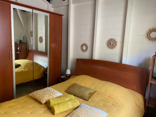 Villa Petitparadis tesisinde bir odada yatak veya yataklar