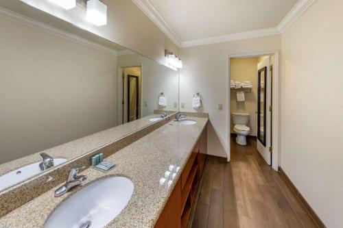 Best Western Town & Country Lodge tesisinde bir banyo