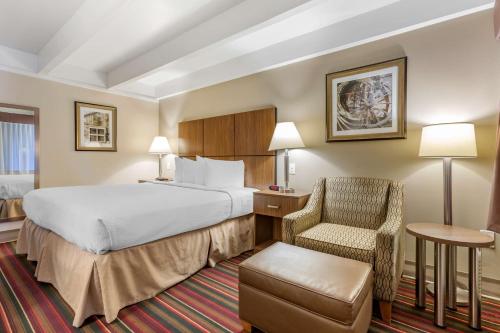 Un pat sau paturi într-o cameră la Best Western El Rancho Palacio