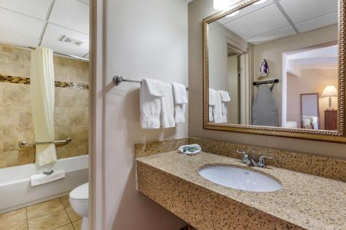 Vonios kambarys apgyvendinimo įstaigoje Best Western El Rancho Palacio