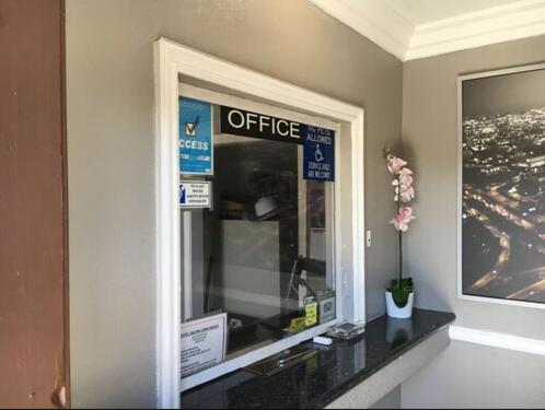 una ventana de oficina con una señal de precio. en Hotel Salina en Long Beach