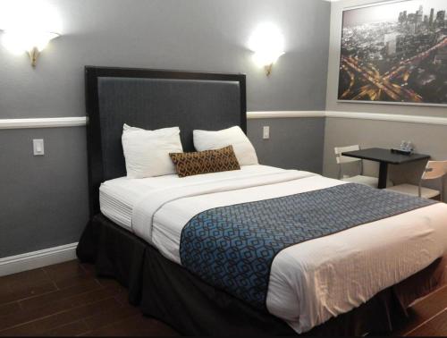 Habitación de hotel con cama grande con almohada en Hotel Salina en Long Beach