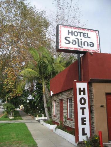 un cartello hotel di fronte a un hotel saluna di Hotel Salina a Long Beach