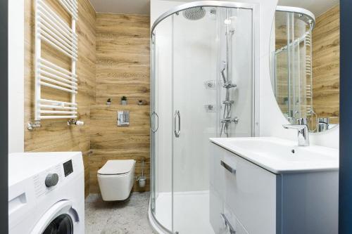 een badkamer met een douche, een toilet en een wastafel bij Stylish studio 2 Targowa 10, National Stadium in Warschau