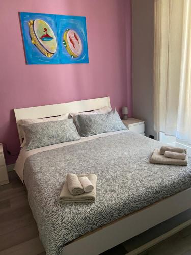1 dormitorio con 1 cama con 2 toallas en B&B San Ferdinando Napoli, en Nápoles