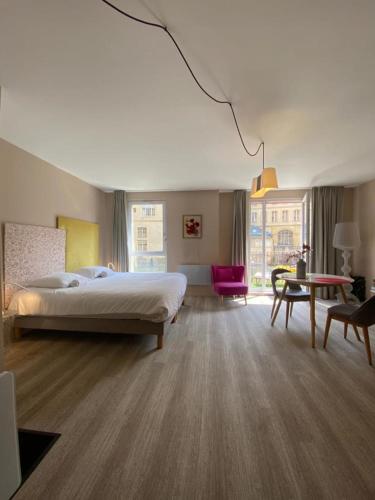 une chambre avec un grand lit et un salon dans l'établissement Romantique 