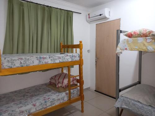 Łóżko lub łóżka piętrowe w pokoju w obiekcie Pousada Catarina