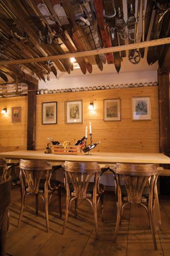 Ein Restaurant oder anderes Speiselokal in der Unterkunft Alpengasthof Paletti 