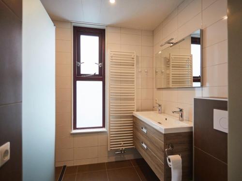 Koupelna v ubytování Cozy holiday home with a dishwasher, in Zeeland